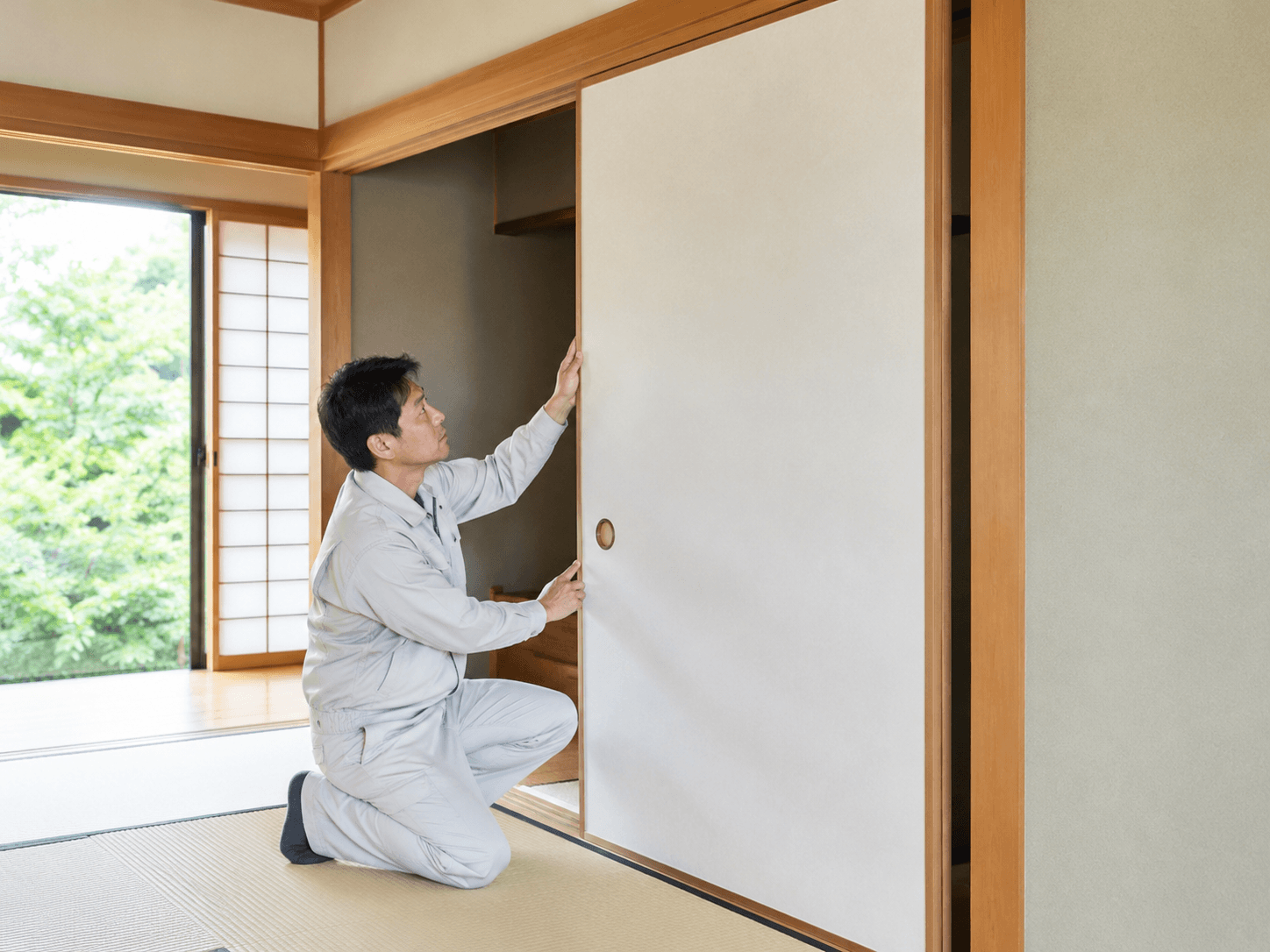 埼玉の内装職人が押入れふすまを建て込む施工